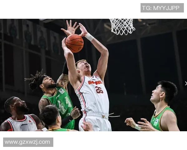 足球巨星突然现身篮球更衣室带来震撼氛围引发球员热烈反应